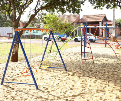 Arapuá recebe novo Parquinho em praça do Distrito