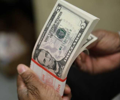 Dólar fecha em alta e se aproxima de R$ 3,90