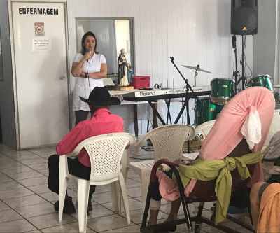 Fisioterapeuta da Unimed Andradina ministra palestra em Asilo