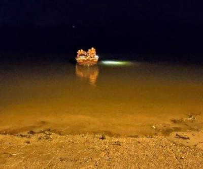 Pescadores são resgatados por bombeiros após barco virar em rio