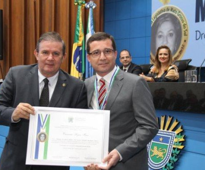 Deputado Eduardo Rocha homenageia Dr. Cassiano Rojas Maia, pelo Dia do Médico