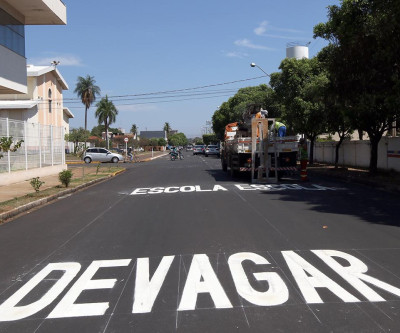 Ruas recapeadas no Bairro Lapa recebem sinalização vertical