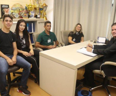 Eduardo Rocha, 1º vice-presidente da ALEMS, recebe a vereadora Rosangela Paes, de Costa Rica