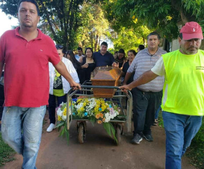 Sob forte comoção e com cortejo da polícia, jornalista é sepultado na fronteira