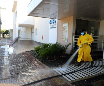 Calçadas de Hospitais, Supermercados e Unidades de Saúde deTrês Lagoas são lavadas como medida de prevenção ao COVID-19