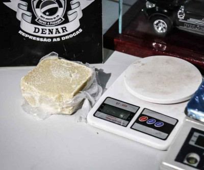Com droga avaliada em R$ 30 mil, traficante escapa e deixa a mãe ser presa no lugar