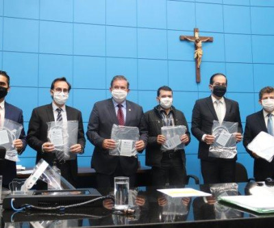 Na presidência, deputado Eduardo Rocha participa da entrega de escudos faciais à ALEMS