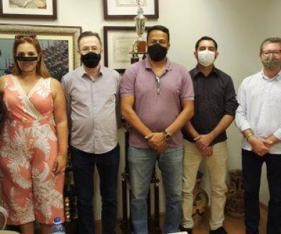 Deputado Eduardo Rocha recebe vereadores e ex-vice-prefeito de Sonora
