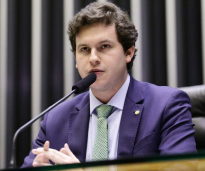 Senado avalia proposta que libera políticos condenados por contas irregulares para a eleição