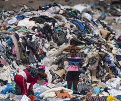 Montanhas de roupas formam lixão da moda no deserto do Atacama