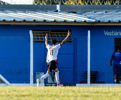 Misto vence o Comercial com dois jogadores a menos e fica a um passo do acesso à Série A