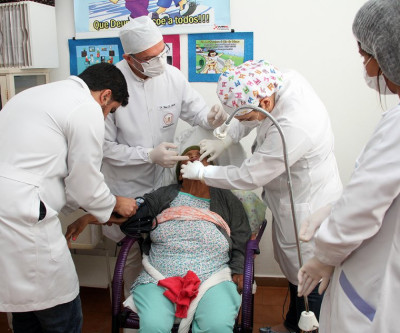 Idosos do Instituto de Longa Permanência recebem atendimento odontológico