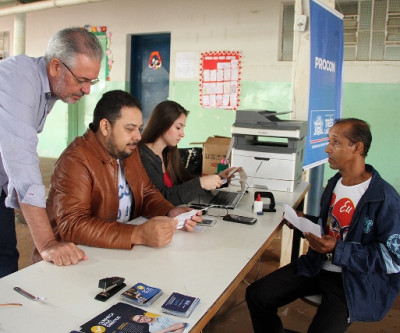 Procon realiza atendimento itinerante no Arapuá e tira dúvidas de moradores