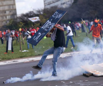 Manifestação em Brasília tem tumulto na chegada ao Congresso Nacional