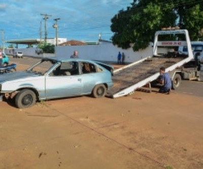 Prefeitura inicia remoção de veículos abandonados em vias públicas