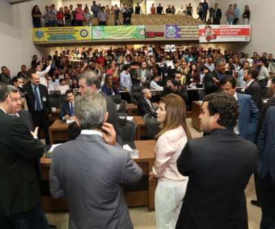 Deputados criam comissão para intermediar negociação entre servidores e governo