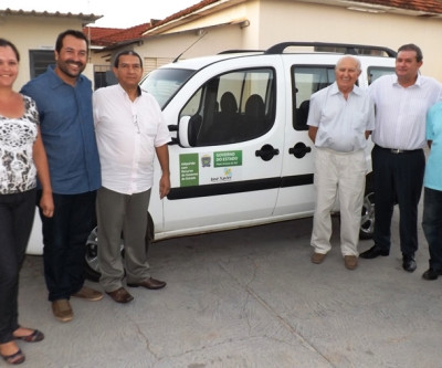 Eduardo Rocha entrega veículo e equipamentos eletrônicos para Grupo da Fraternidade