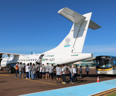 Parceria entre Prefeitura e empresa leva alunos da APAE para conhecer aeronave