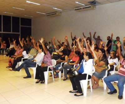Em assembleia, servidores aprovam reajuste de 7,64% e aumento no vale alimentação