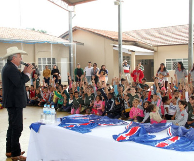 Prefeitura entrega novos uniformes aos alunos da Rede Municipal de Ensino