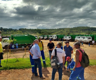 Coletores de lixo de Londrina param atividades por falta de uniforme