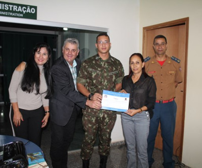 Angelo Guerreiro entrega certificados a Corpo Voluntário de Emergência