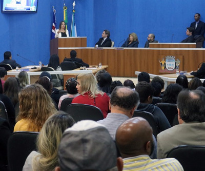 Aprovado programa Família Acolhedora e reajuste dos servidores da educação