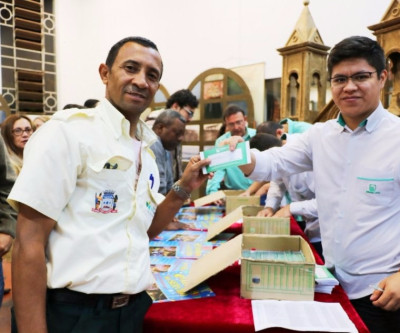 Servidores municipais começam a receber cartão alimentação