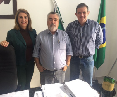 Deputado Eduardo Rocha visita prefeito e vice-prefeita de Água Clara