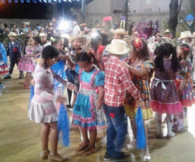 Pais, alunos e professores prestigiam festa junina da escola Filinto Müller