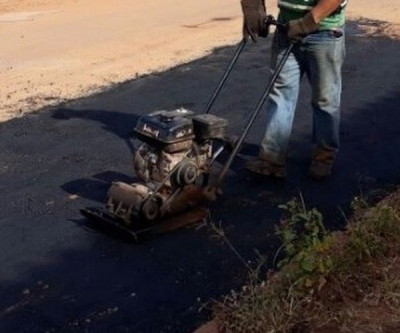 Parceria entre empresas viabiliza reparos no asfalto na rua Egídio Thomé