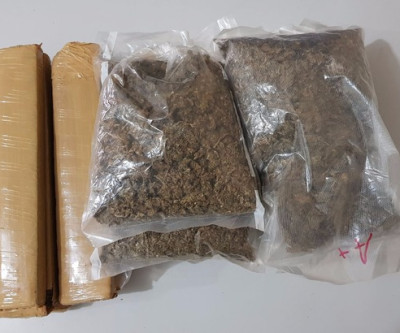 Menor pedia carona com drogas na mochila, mas acabou pega em flagrante