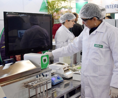 Laboratório de Alimentos do Senai analisa amostras de carne durante a InterCorte