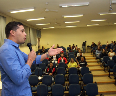 Acadêmicos e professores de Educação Física recebem curso para treinar atletas nas escolas