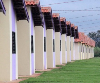 Famílias brasilandenses recebem a chave da casa própria