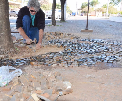 Administração recupera calçadas de pedras portuguesas no Centro de Três Lagoas