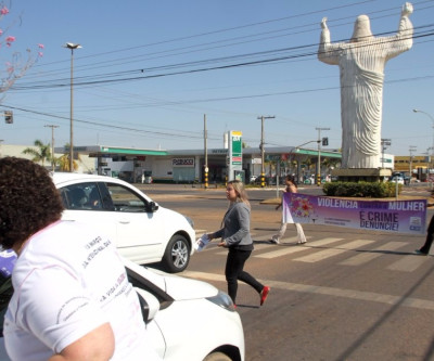 Campanha “Agosto Lilás” é levada aos motoristas no trânsito