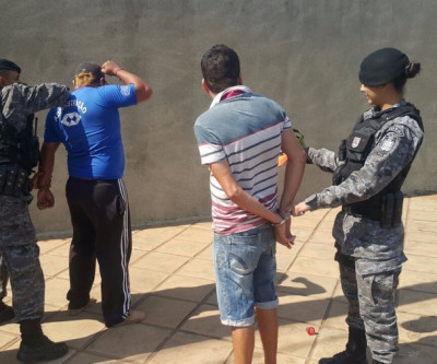 Dupla tenta assaltar salão, mas leva apenas sachês de café