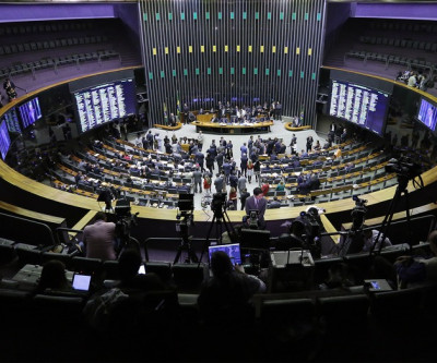 Deputados votam reforma política e nova taxa de juros do BNDES na terça (29)