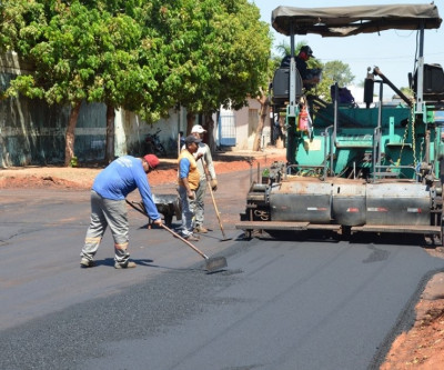 Moradores do Jardim Alvorada comemoram chegada do asfalto após anos de espera