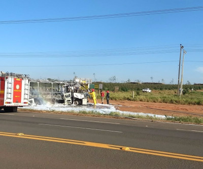 Ônibus pega fogo e passageiros saem ilesos após alerta de motorista