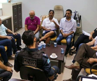 Vereador Davis convoca reunião e busca solução para situação de andarilhos