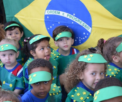 Alunos de Escolas e CEIs prestam homenagem à Pátria