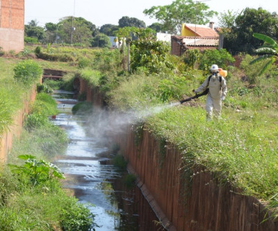 Equipe da Saúde faz bloqueio químico contra mosquitos no Jardim Brasília