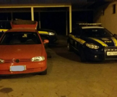 PRF apreende 100 kg de maconha em veículo estacionado em pátio de hotel