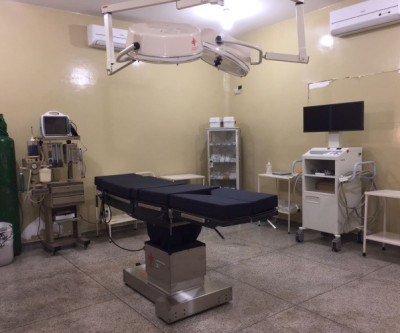 Deputado Eduardo Rocha entrega mesa cirúrgica e ambulância