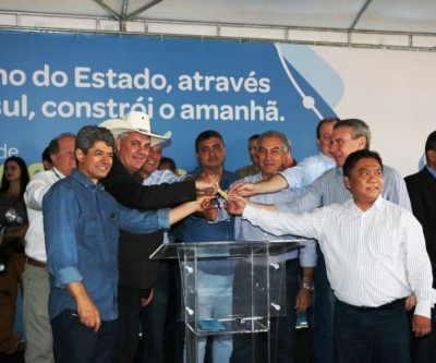Governador assina ordem de serviço e destina máquinas para Sanesul de Três Lagoas
