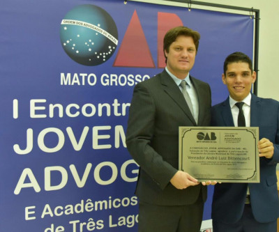 Vereador André Bitencourt recebe homenagem em evento da OAB Jovem
