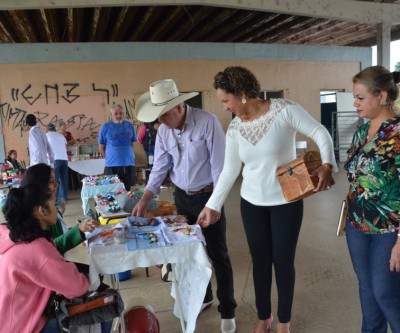 Famílias realizam Feirinha do Vale Renda na Estação Ferroviária