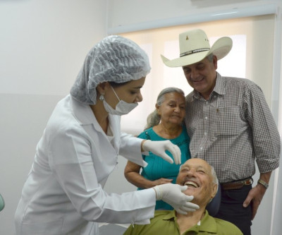 Saúde entrega próteses dentárias a pacientes do Centro de Especialidades